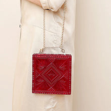 將圖片載入圖庫檢視器 Hand Carved Box Clutch